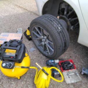 Proporcione su propio neumático (solo por instalación de neumático)